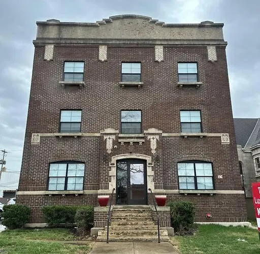 Modern With Pool Table! Pet-friendly! Apartment *