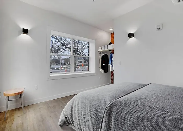 Apartment Modern With Pool Table! Pet-friendly! *