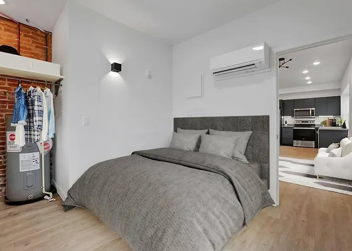 Modern With Pool Table! Pet-friendly! Apartment Columbus