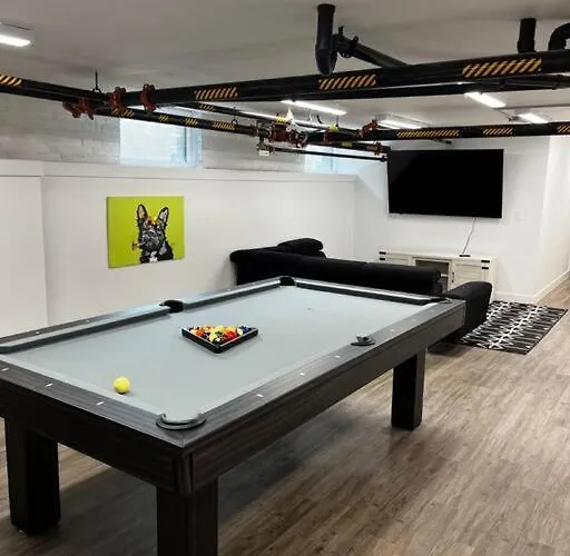 Apartment Modern With Pool Table! Pet-friendly! Columbus