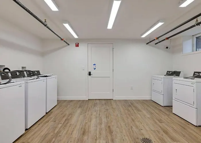 Modern With Pool Table! Pet-friendly!