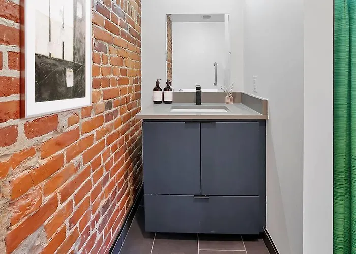 Apartment Modern With Pool Table! Pet-friendly! Columbus